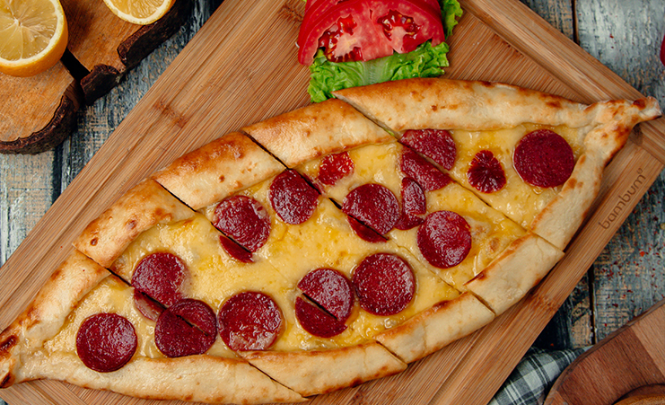 Kaşarlı Sucuklu Pide